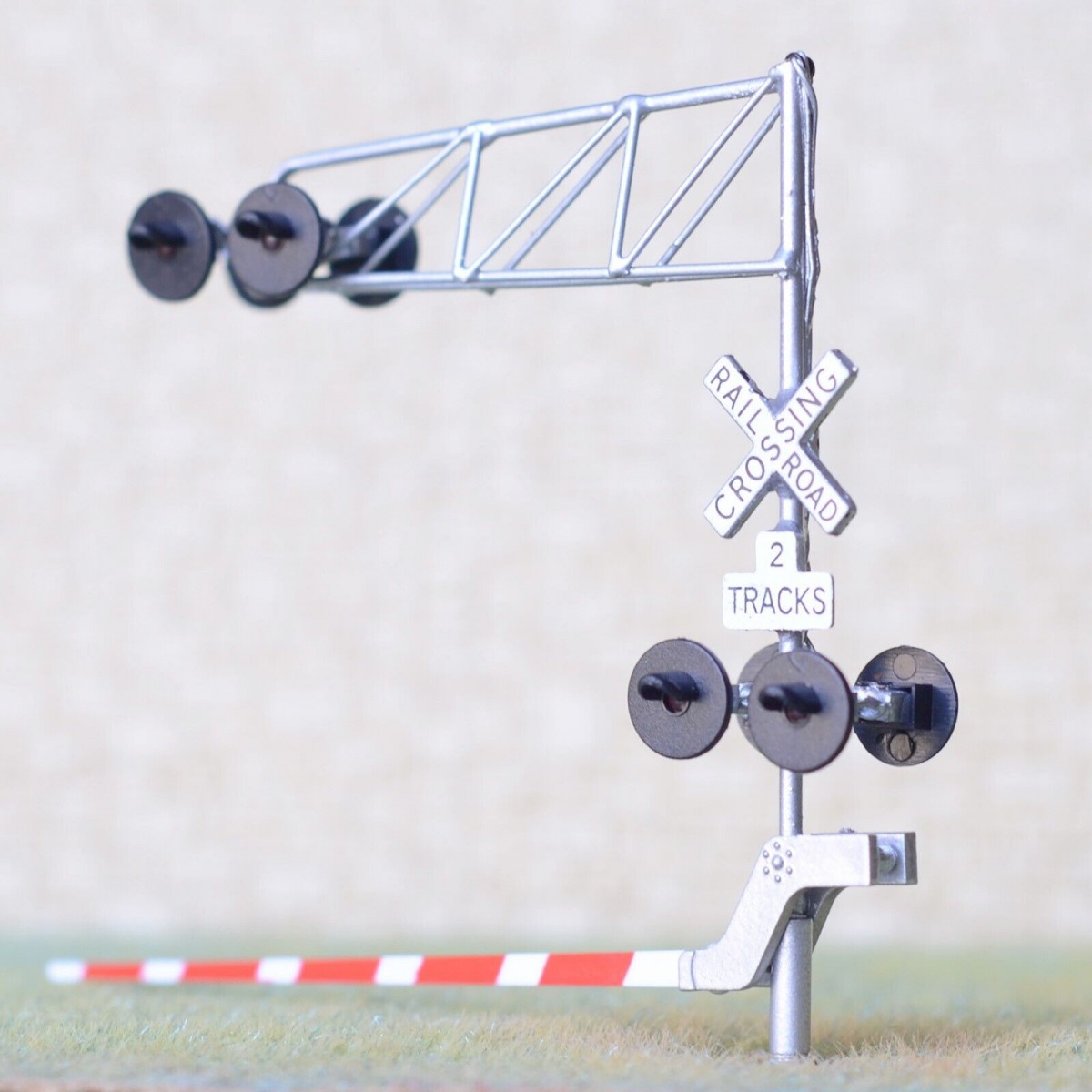 1 x HO scale model cantilever grade crossing signal with gate arm barrier #C27G